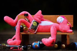 Alkoholické trapasy a úlety aneb Jak se pod taktovkou metly lidstva historicky znemožnit - Médium.cz